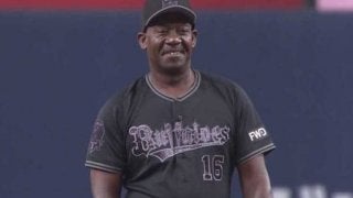 伝説助っ人・ブライアント氏の始球式登場に大歓声　ノーバン投球に“後輩”モヤは見逃し