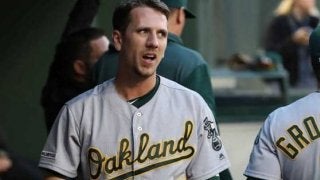 【MLB】捕った本人もびっくり！　太陽で打球見失いながらの超絶捕球にファン「本当ラッキー」