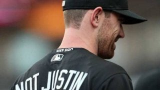 【MLB】人気歌手J・ビーバーが同姓右腕に粋な計らい　特製ユニ「シェーンじゃない方」