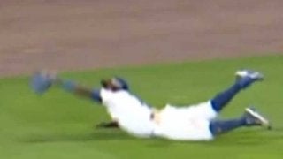 【MLB】帽子とサングラスも吹っ飛ぶ豪快キャッチ　米マイナーでの超絶捕球にファン驚き