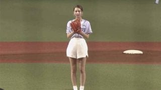 人気モデルNikiさん、ノーバンならずも堂々の投球　マスコットも大興奮？