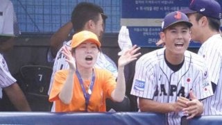 【U-18W杯】ネットで話題のベンチで祈る女性の正体は？　通訳“まりさん”は優勝請負人
