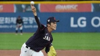 【U-18W杯】佐々木朗希、初回は最速153キロマークで無失点！　右手を気にする仕草も