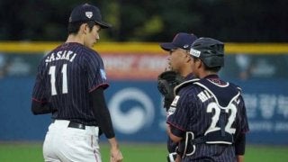 【U-18W杯】佐々木朗希にアクシデントか？　右手気にする仕草見せ、初回19球でまさかの降板