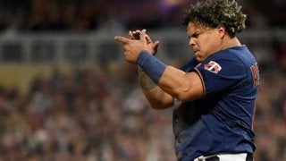 【MLB】すでにファウルなのに…“ぽっちゃり”三塁手がダイブ!?　謎の動きにファン「爆笑」