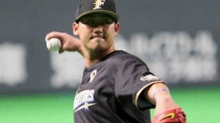 日ハム中田、渡辺と衝突しグラウンドに後頭部強打　自力でベンチに戻るも交代