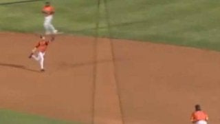 【MLB】グラブを上から下に振ってトス　驚愕送球にファン当惑「今何が起きたの？」