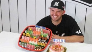 ロッテ・レアード、特製「寿司ケーキ」に「嬉しい」　32歳の誕生日迎え祝福される