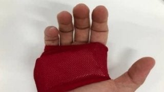 デサント、手のひらを冷やすことで暑熱対策につながるグローブを開発
