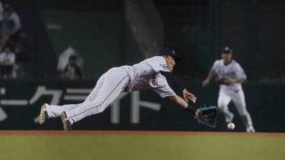 西武源田、「取ってからが速い」“たまらん”超美技　田中賢の強烈な打球を横っ飛び好捕