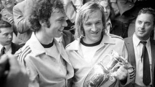 遠藤保仁タイプ。70年代欧州サッカー、忘れられない孤高の天才がいる