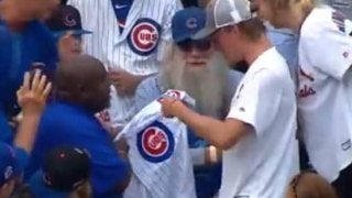 【MLB】HRキャッチで相手チームに“寝返った”ファンが米で話題　「本物のカブスファンが誕生」