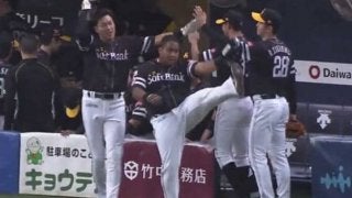 逆転V狙う鷹、2回に早々スクイズ！　初回3点先制、執念の采配で序盤で4点リード