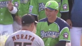 日ハム實松、現役引退で8度宙に舞う　“涙”の両軍胴上げ「感謝。今までありがとう」