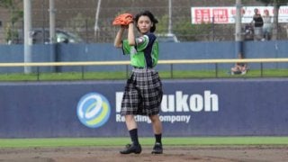 最速97キロ“野球少女”池田朱那、感激の始球式「斎藤佑樹選手に頑張ってと言われて…」