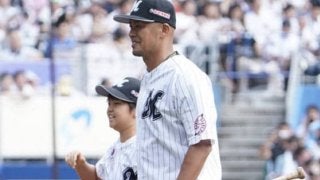 ロッテ福浦、引退試合で感動の“親子始球式”　10万回超再生動画にファン「泣くわ」