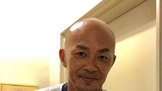 ロッテ、現役引退の福浦にブラックブラックガム贈呈　「自分にとって相棒のような存在」