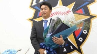 日ハム實松、引退セレモニーに同期が集結！　被り物姿の森本氏が“お姫様抱っこ”で労う