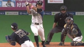 日ハム田中賢、8回に涙を流しながら右翼フェンス直撃適時打　通算1500安打に「1」