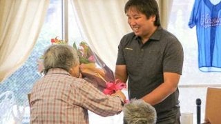 元ロッテ里崎氏が台風15号で被災した千葉の老人ホームを訪問　「できることを少しずつ」