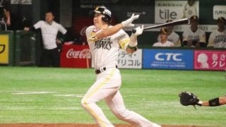 鷹・内川が2回に勝ち越し2ラン、則本昂から3点奪取！　オコエ弾も出て早くも両軍計4発