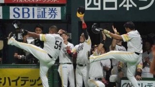 崖っぷちの鷹、逆転に成功！　柳田の同点打＆デスパ2ランで3回一挙3得点