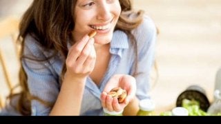 美女たちが食べてる間食はコレだ！読めば今日からおやつの選び方が変わります。