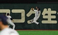 【プレミア12】侍J丸が超美技、大飛球を“フェンス激突キャッチ”で東京ドーム騒然