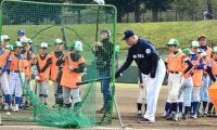 清原氏が熱血指導！　スイング姿に少年少女が熱視線、デーブ大久保氏の“口撃”も…