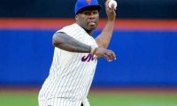 【MLB】“史上最低の始球式”が表彰される　目の前の男性にぶつける笑劇投球が再脚光