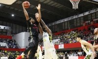 アルバルク東京が終盤でリバウンドを制し74-72でサンロッカーズ渋谷に逆転勝利