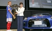 J1優勝の立役者、横浜F・マリノス仲川選手にサプライズ！ 日産が GT-R を贈呈