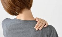 腕があがらないほどの痛み「四・五十肩」になる本当の原因