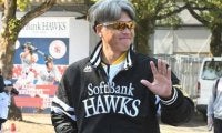 鷹・城島氏、初日から“城島節“連発　ジーンズ姿で球場入り、王会長に「怒られた」