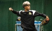 鷹・城島氏が熱投148球！　早出特打で期待の砂川リチャードらの打撃投手務める