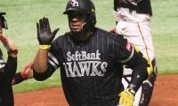 鷹のバレンティンは一味違う!?　大激走で本塁生還に笑顔全開「続けたい」