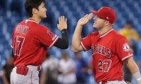 【MLB】大谷翔平を後ろからハグ！　トラウトとの2Sにファン悶絶「なんてかわいいの」