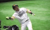 鷹“幻の開幕戦“快勝　松田「熱男」弾＆スチュワート5回1失点　ロッテはレアードに一発