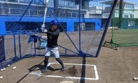 DeNA伊藤裕、自主練習でシーズンに向け準備　寮の中でも「体幹トレーニング」