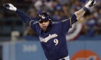 【MLB】路上で押すのは…まさかのSUV車！　ブルワーズ捕手の奇抜トレーニングに米衝撃