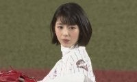 【始球式名場面】「天使」「女神」女優・浜辺美波の眩しい笑顔にファンはメロメロ