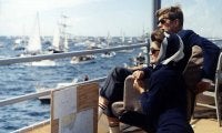 1962年東海岸ニューポートでアメリカズカップを観戦するJFK