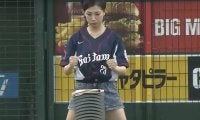 【始球式名場面】「ホームランばりの衝撃」　頭突きで瓦10枚を叩き割る美人女優