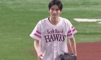 【始球式名場面】球場もどよめく剛球　創成館出身俳優にファン「イケメンすぎる」