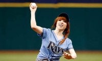 まさかの“急所”直撃の1球も…　MLB公式「失敗始球式」特集にファン爆笑