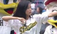 【始球式名場面】当時20歳の小島瑠璃子が「可愛過ぎないか」？　ショーパン＆ハイソ姿でノーバウンド投球
