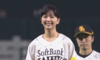 【始球式名場面】美女のノーバウンド投球に球場どよめく　楽天松井の妻・石橋杏奈さんの笑顔が眩しい