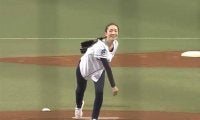 【始球式名場面】球場もどよめく驚愕アクロバット投法　荒川静香さんはまるで星飛雄馬!?