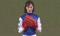 【始球式名場面】「アイドル顔負け」藤田菜七子さんのノーバウンド始球式に球場どよめき