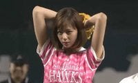 【始球式名場面】「可愛い」モデル西内まりやさんの豪快始球式　背後の“摂津立ち”にも注目